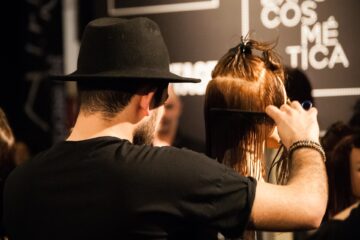 Poznaj salon fryzjerski dla klientów po przejściach